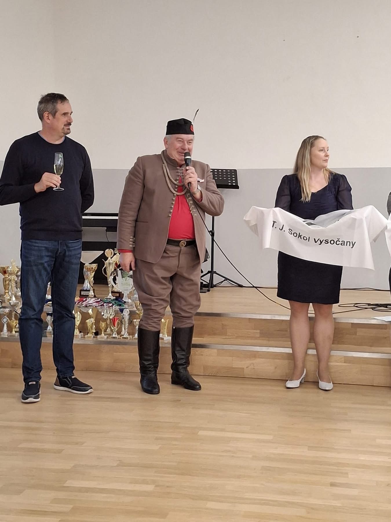 Poděkování České obci sokolské a Župě Jana Podlipného, kterou zastupoval náčelník Petr Čížkovský